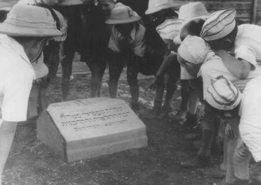 سنگ یادبود پناهندگان یهودی که در انفجار کشتی پاتریا سوختند