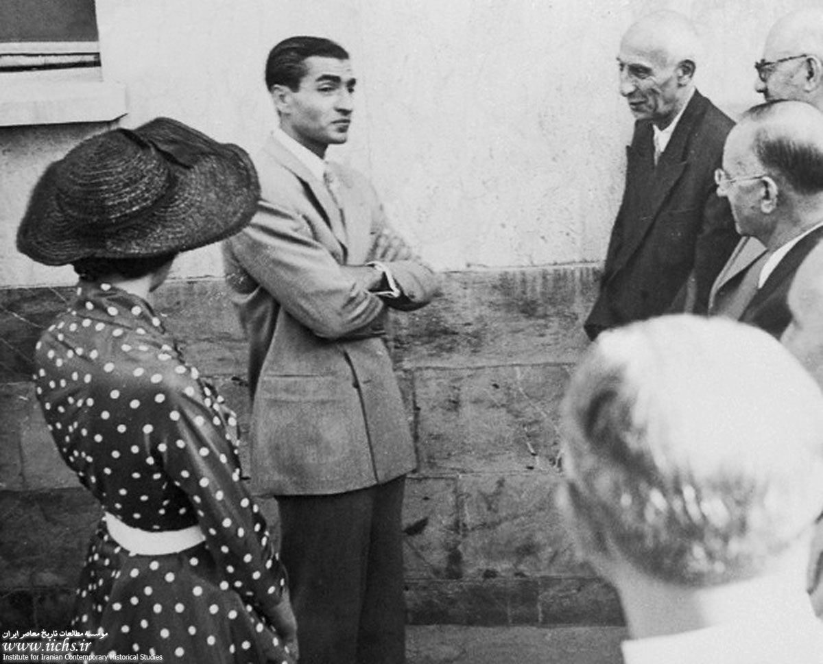 دکتر محمد مصدق در اولین دیدار خود با محمدرضا پهلوی و ثریا اسفندیاری بختیاری پس از احراز نخست‌وزیری