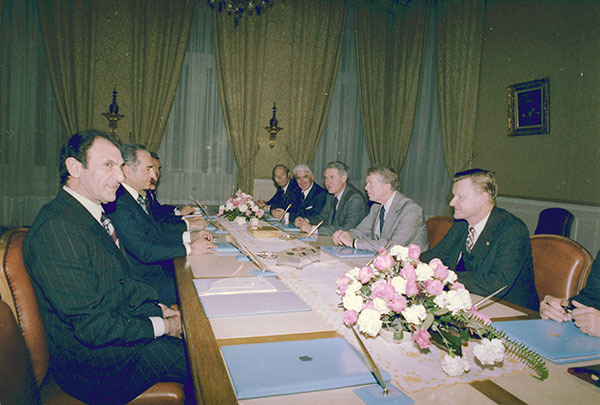 محمدرضا پهلوی در دیدار با آلفرد لروی اترتون، ویلیام سولیوان، سایروس ونس، جیمی کارتر و زبیگنیو برژینسکی (سال 1977م)