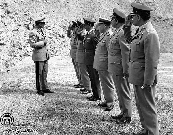محمدرضا پهلوی و جمعی از امرای ارتش