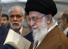 اهدای کتاب «تاریخ تحولات سیاسی ایران» به رهبر معظم انقلاب اسلامی