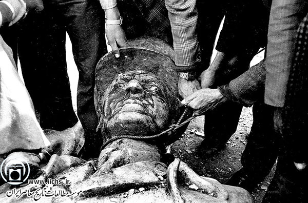نمایی از مجسمه سرنگون‌شده محمدرضا پهلوی (22 بهمن 1357)