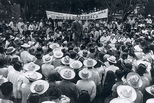 خاکوبو آربنز در میان مخالفین دولت اوبیکو (گواتمالا ـ ۱۹۴۴)