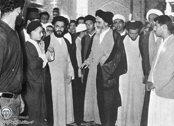  امام خمینی هنگام ورود به شهر کربلا و در میان استقبال علما و مردم این شهر (سال 1344)