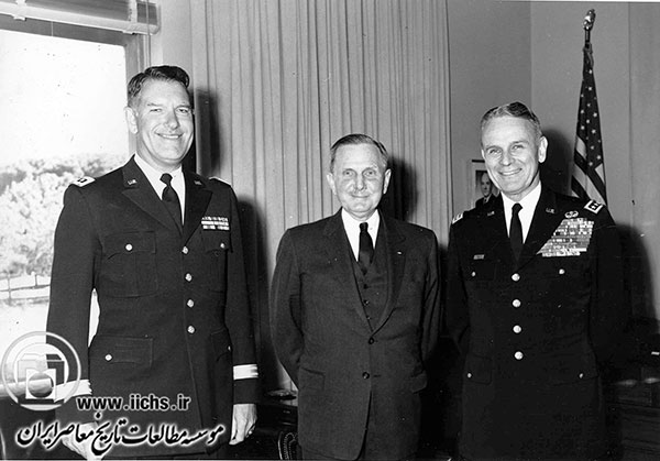 جولیوس هومز (سفیر) به اتفاق ژنران ماکسول تیلور و ژنرال اکهارت؛  رئیس ستاد نیروهای مسلح و رئیس هیئت مستشاران نظامی آمریکا در ایران