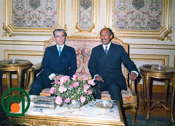 محمدرضا پهلوی در سفر به مصر هنگام دیدار با محمد انورسادات، رئیس‌جمهور آن کشور