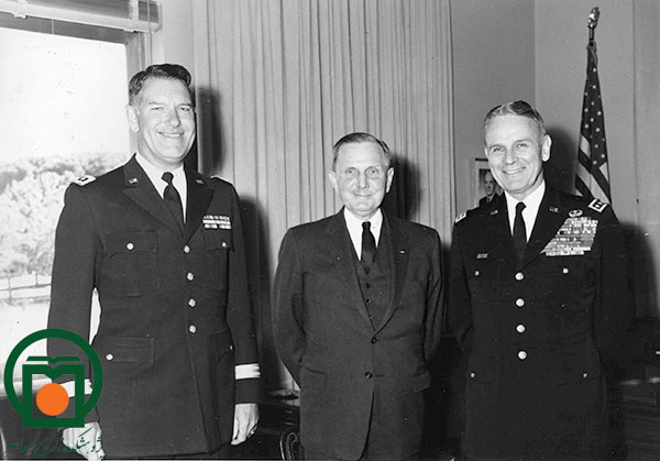 جولیوس هومز (سفیر) به اتفاق ژنرال ماکسول تیلور و ژنرال اکهارت، رئیس ستاد نیروهای مسلح و رئیس هیئت مستشاران نظامی آمریکا در ایران