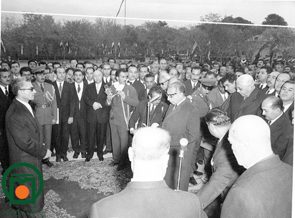 قرائت گزارش اصلاحات ارضی توسط علی امینی در حضور محمدرضا پهلوی