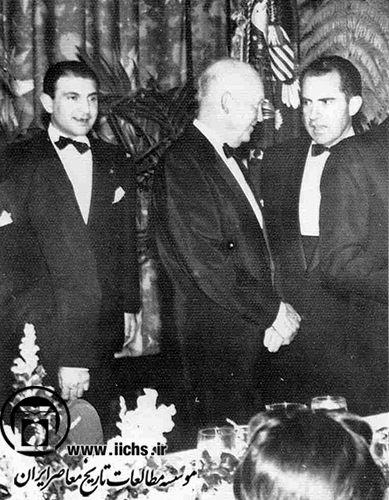 دوایت آیزنهاور، رئیس‌جمهور آمریکا، و ریچارد نیکسون، معاون وی، در جریان شرکت در میهمانی سفارت ایران در آمریکا