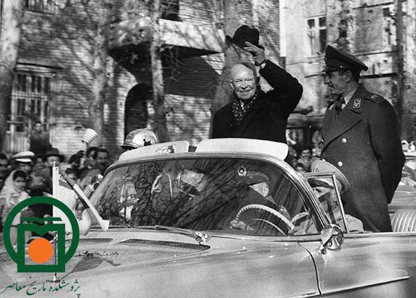 محمدرضا پهلوی و آیزنهاور در داخل اتومبیل هنگام عبور از خیابان‌های تهران (سال 1338)