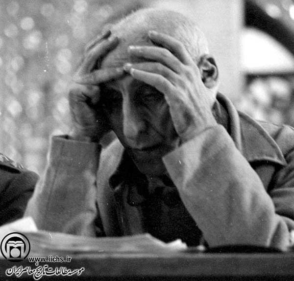 محمد مصدق در حاشیه دادگاه نظامی سلطنتآباد (1332)