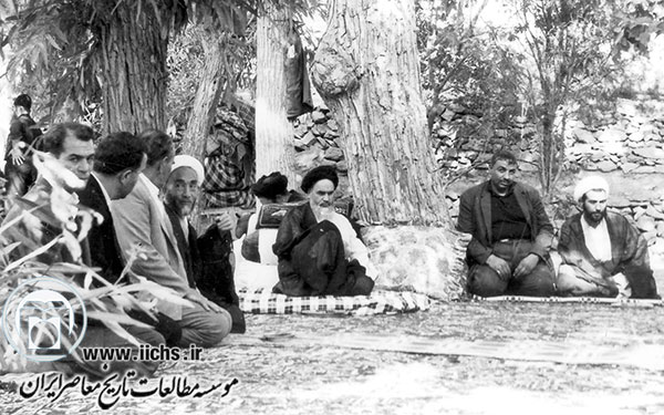 حجت‌الاسلام والمسلمین علی‌اکبر اسلامی تربیتی در کنار امام خمینی، در مسافرت به یکی از روستاهای قم (سال 1343)