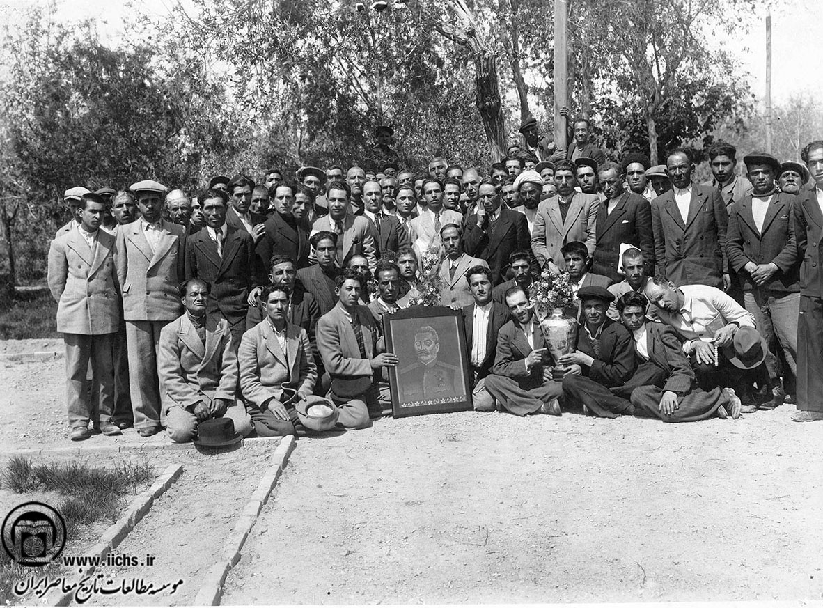 جمعی از اعضا و هواداران فرقه دموکرات آذربایجان در کنار عکس استالین