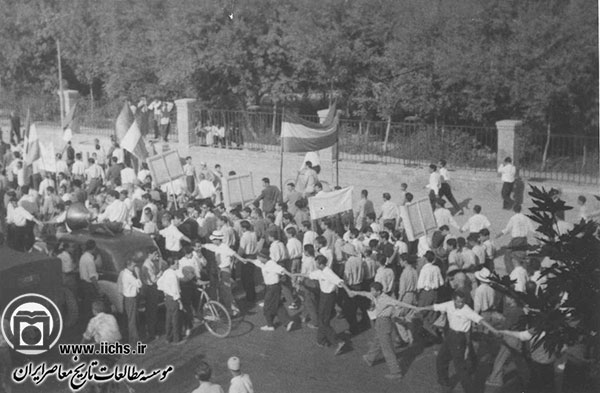 تظاهرات اعضا و طرفداران حزب توده در روز 18 مرداد سال 1332 در خیابان شاهپور تهران