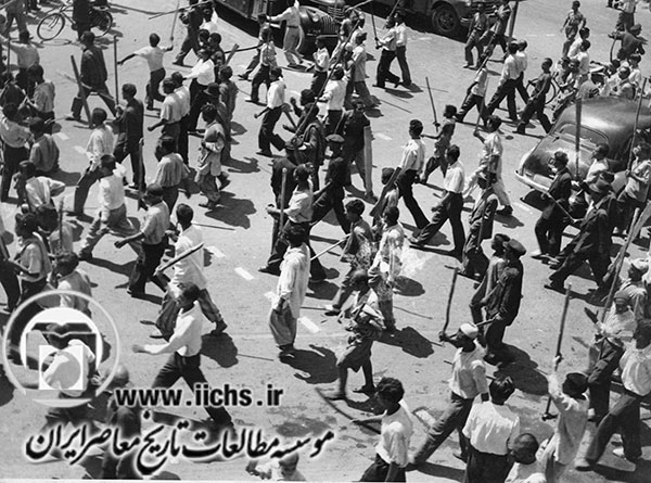 تظاهرات جمعی از چماقداران در یکی از خیابانهای تهران به طرفداری از کودتای 28 مرداد 1332