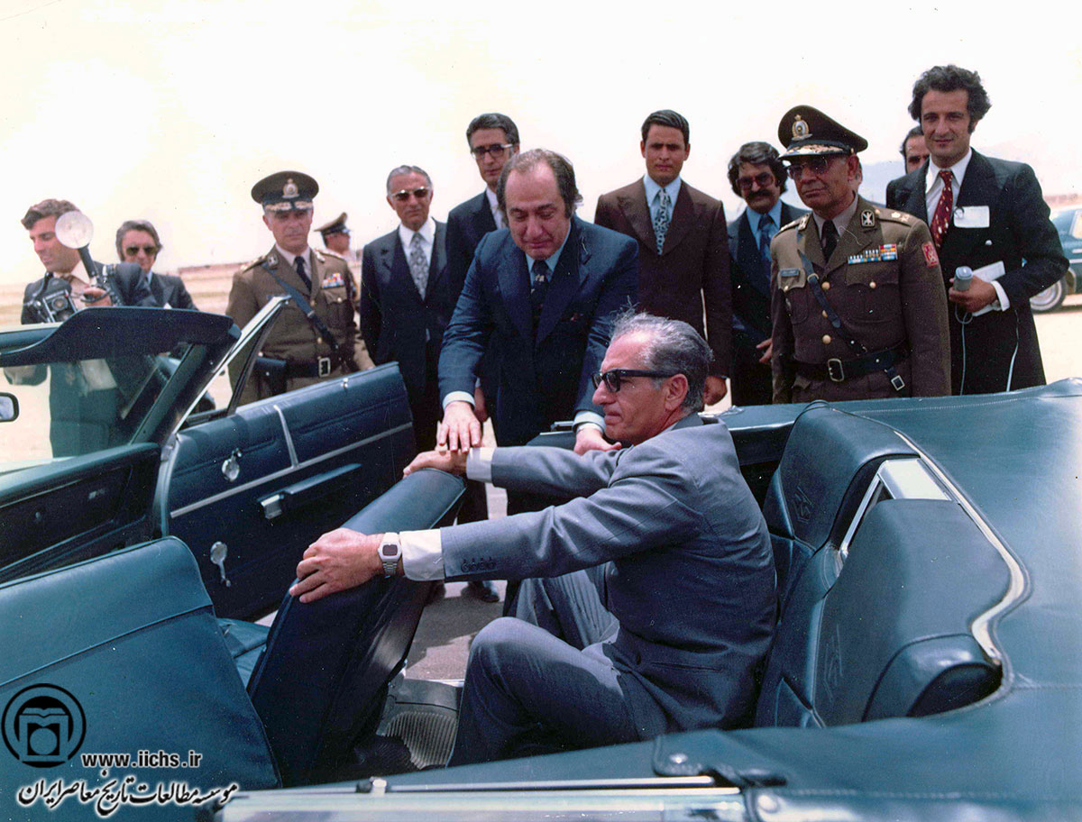 محمدرضا پهلوی در بازدید از یک کارخانه اتومبیل‌سازی همراه اسدالله رشیدیان و عده‌ا‌ی دیگر