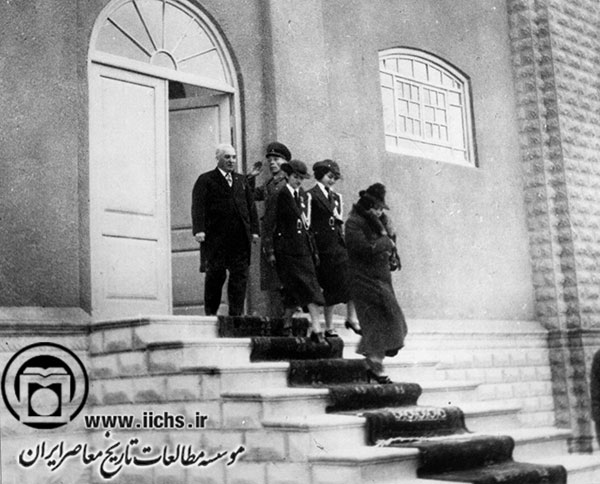 تاج‌الملوک پهلوی و هیئت همراه هنگام خروج از جایگاه مخصوص میدان جلالیه، پس از شرکت در مراسم کشف حجاب