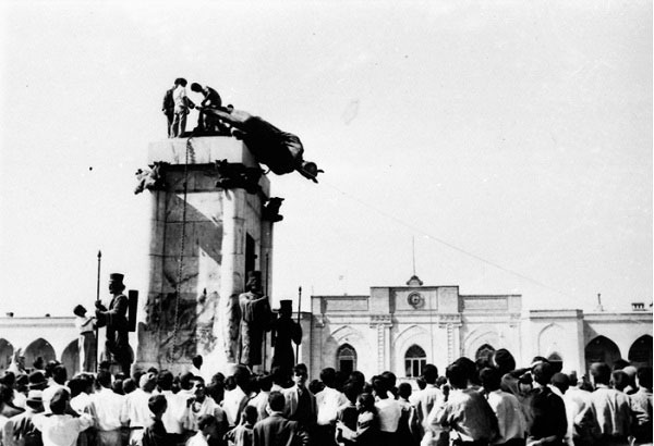 در پی اعلام خروج محمدرضا پهلوی از کشور، در پی شکست کودتای 25 مرداد 1332، مردم به خیابان‌ها ریختند و مجسمه‌های او و رضاخان را پایین آوردند