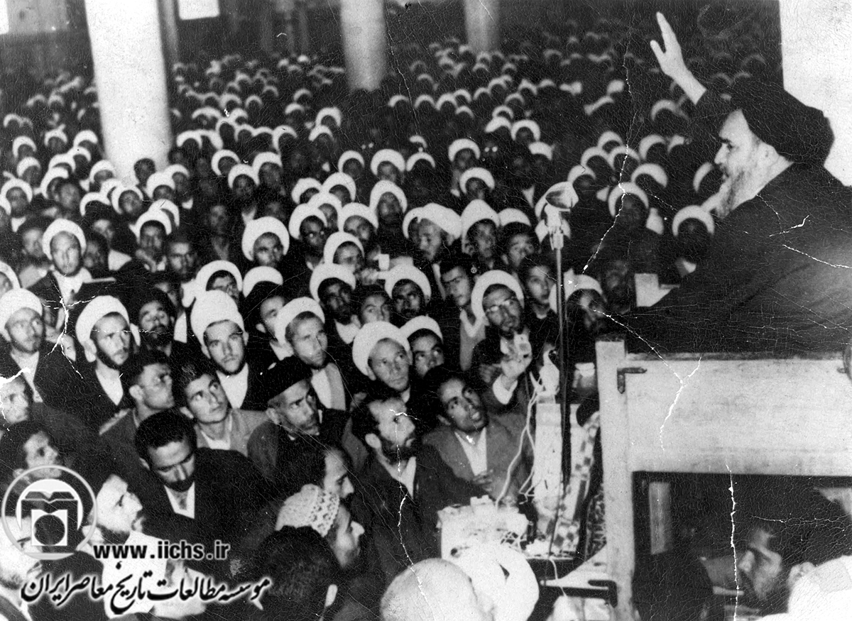 امام خمینی در حال ایراد سخنرانی در مسجد اعظم قم، پس از آزادی از حبس و حصر (فروردین 1343)