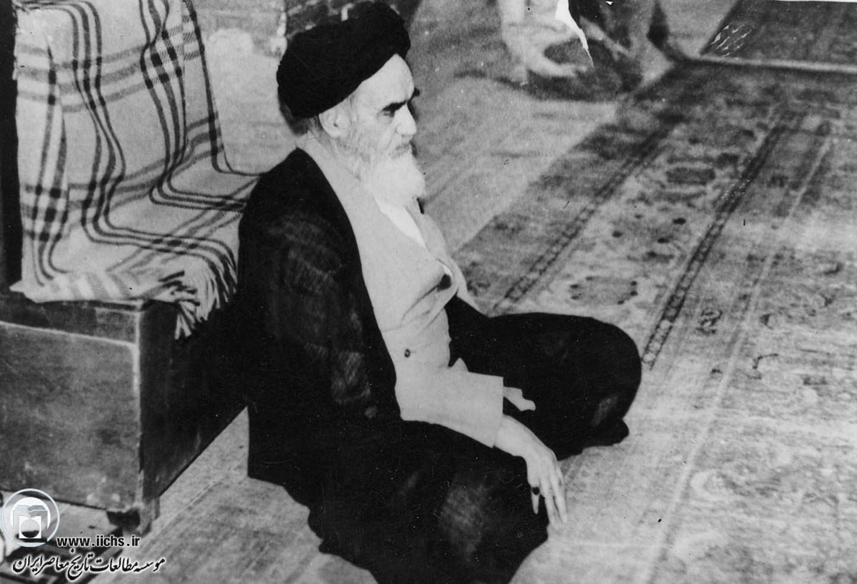 امام خمینی لحظاتی پیش از آغاز تدریس خارج فقه در مسجد شیخ انصاری شهر نجف (دهه 1350)