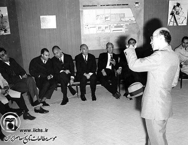 عبدالله ریاضی، رئیس مجلس، و همراهان وی در جریان بازدید از کارخانه ذوب آهن اصفهان هنگام شنیدن توضیحات امیرعلی شیبانی رئیس کارخانه