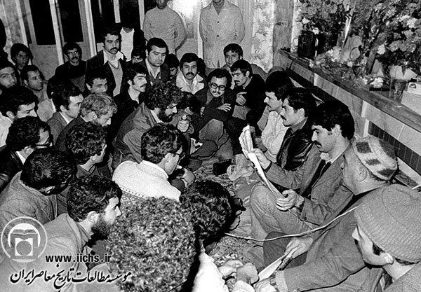 بهمن 1358. مسعود رجوی و چند تن از همگنانش پس از آزادی از زندان، در منزل خلیل‌الله رضایی