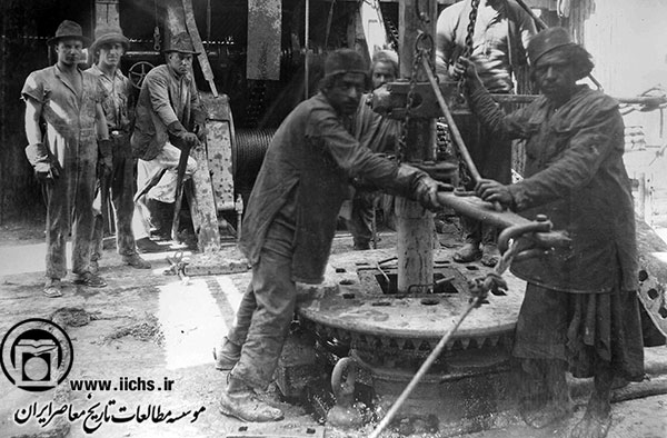 تعدادی از کارگران در تأسیسات نفتی مسجد سلیمان