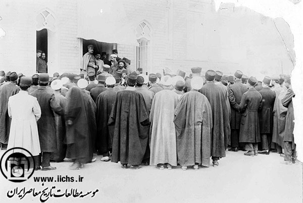 رضاخان سردارسپه رئیس‌الوزرا و وزیر جنگ در جمع گروهی از جمهوری‌خواهان