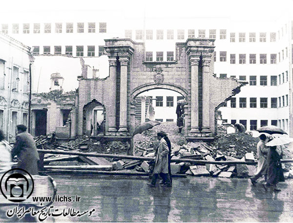 تخریب یکی از سردرهای ورودی کاخ گلستان در میدان ارک و ساخت بنای جدید ساختمان وزارت دارایی (10 مرداد 1338)