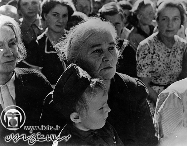 عده‌ای از پناهندگان لهستانی که اخیرا (حدود 1945) از اردوگاه‌های کار اجباری روسیه در یک اردوگاه ایرانی تخلیه شده بودند