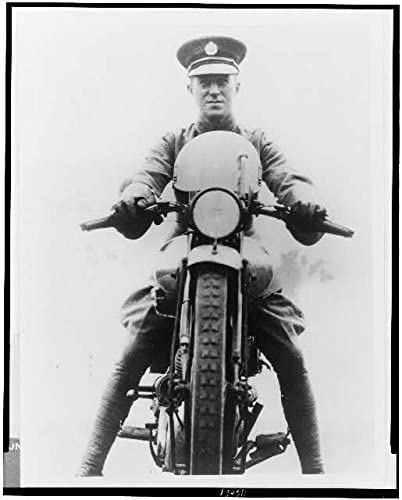 لورنس با موتورسیکلت، در لباس نظامی افسر ارتش بریتانیا