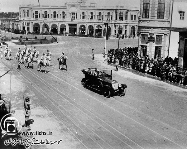 رضاشاه و ملک فیصل اول، پادشاه عراق، سوار بر اتومبیل در حال عبور از میدان حسن‌آباد (سال 1311)