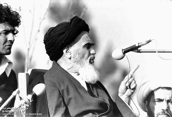 امام خمینی در حال سخنرانی تاریخی خویش در بهشت زهرای تهران