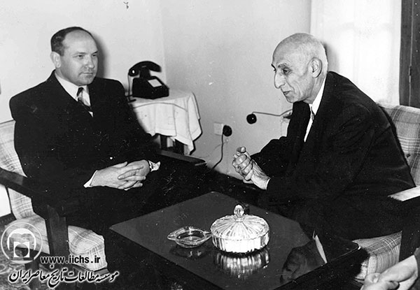 ملاقات ایوان سادچیكف، سفیر شوروی در ایران، با محمد مصدق نخست‌وزیر