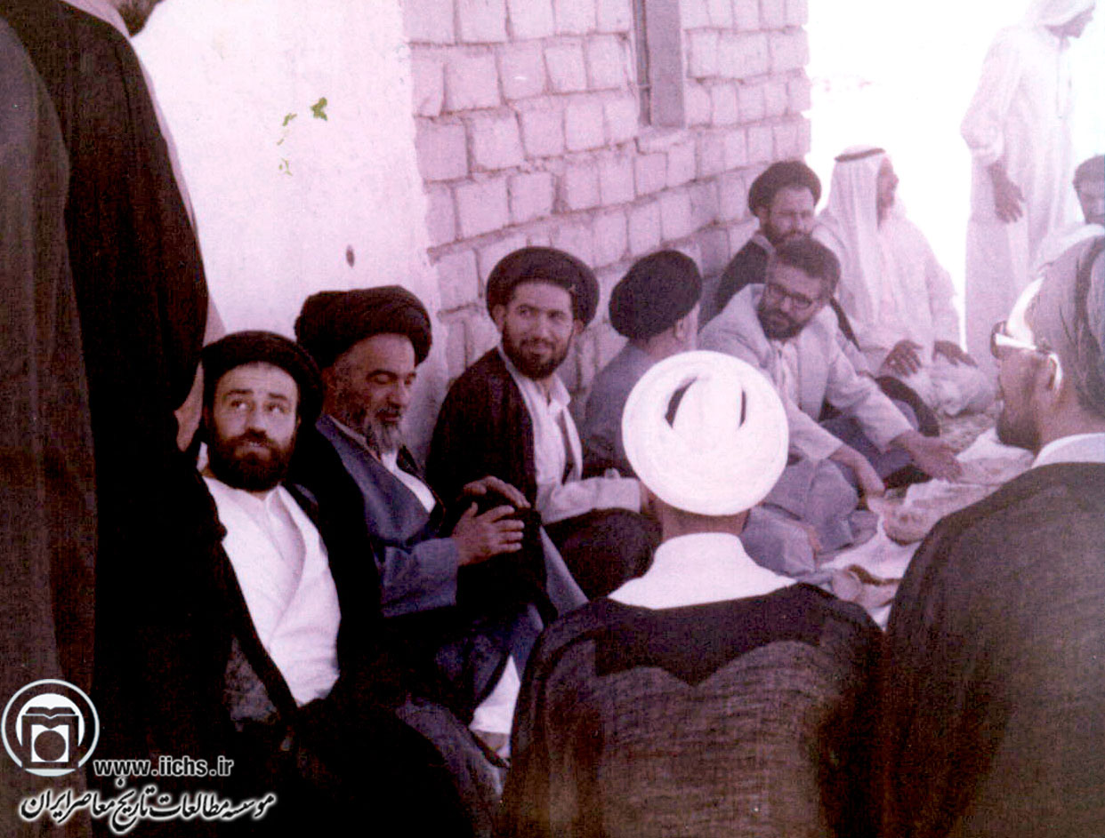 حجت‌الاسلام والمسلمین سیدمحمود دعایی، در کنار امام خمینی و چند تن از همراهان و مشایعت‌کنندگان ایشان، هنگام خروج از عراق (نزدیکی مرز کویت؛ مهر 1357)