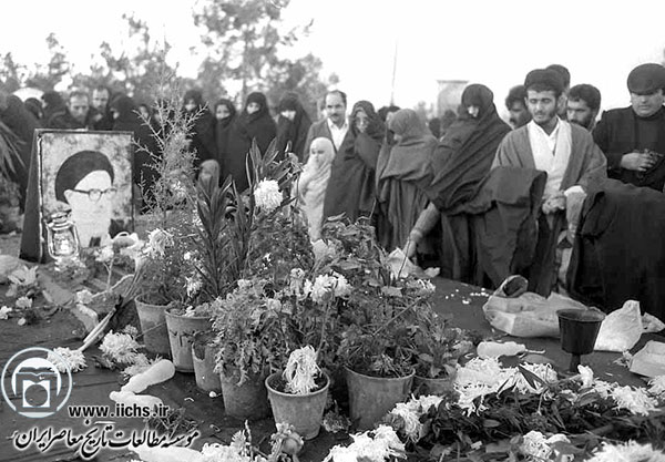بهشت زهرای تهران و مردمی که مزار آیت‌الله سیدمحمود طالقانی را دربرگرفته‌اند (سال 1358) 