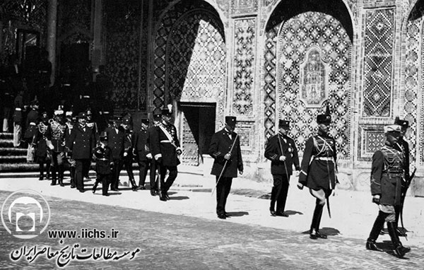 رضاشاه پس از برگزاری مراسم تاج‌گذاری به اتفاق همراهان در حال خروج از تالار کاخ گلستان (4 اردیبهشت 1305)