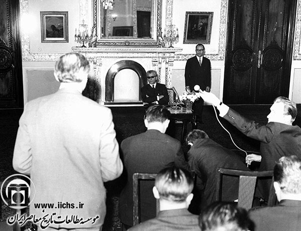 شجاع‌الدین شفا در کنار محمدرضا پهلوی در حالی که با خبرنگاران مصاحبه می‌کند
