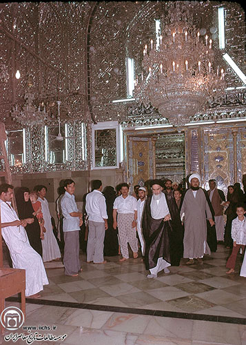 امام خمینی در حال زیارت روزانه حرم مقدس علوی(ع) در نجف (دهه 1350)