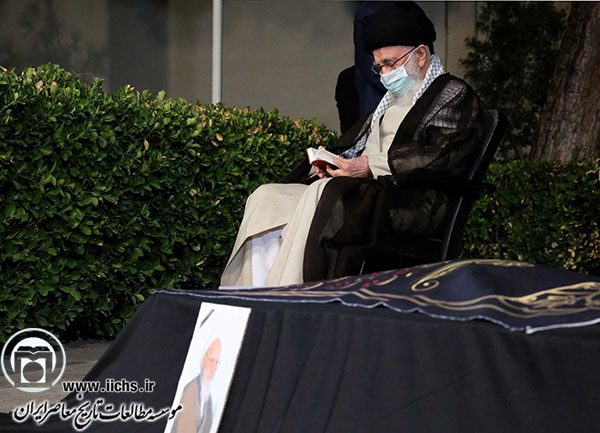 رهبر معظم انقلاب اسلامی، در حال قرائت قرآن بر پیکر علامه حسن حسن‌زاده آملی