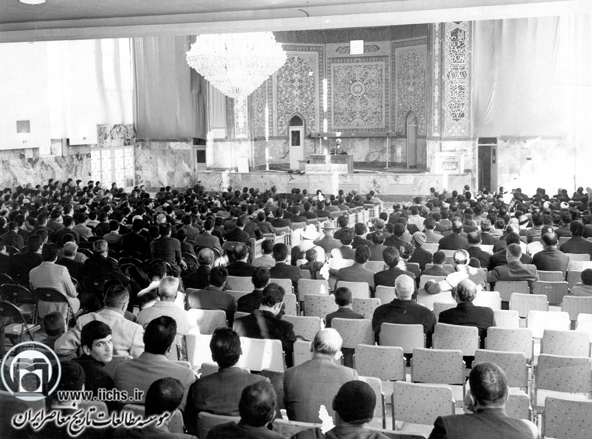 شهید آیت‌الله مرتضی مطهری در حال سخنرانی در حسینیه ارشاد تهران (دهه 1340)