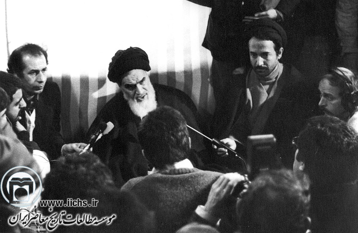 امام خمینی در یک گفت‌وشنود مطبوعاتی در چادر انقلاب، در نوفل لوشاتو