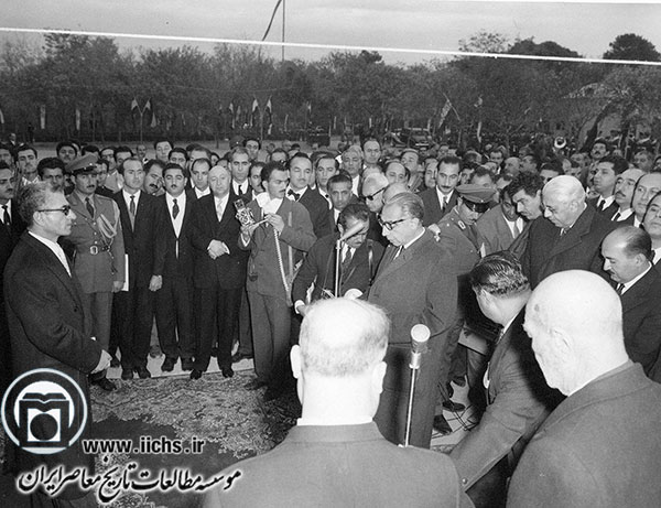 قرائت گزارش نحوه اجرای اصلاحات ارضی توسط علی امینی، نخست‌وزیر، در حضور محمدرضا پهلوی