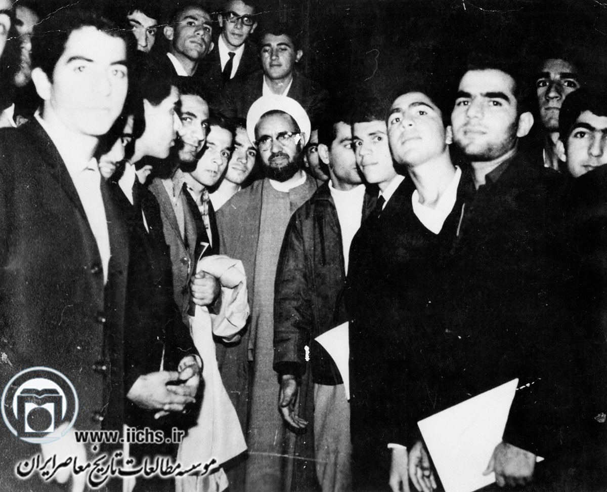 شهید آیت‌الله مرتضی مطهری در جمع دانشجویان دانشگاه شیراز (دهه 1340)