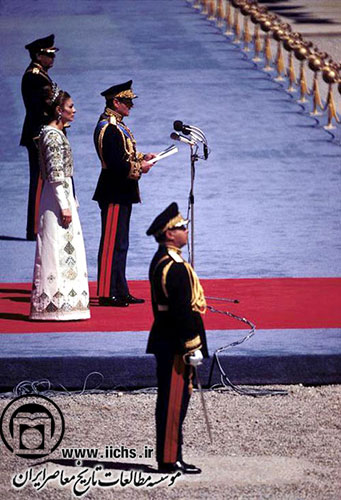 محمدرضا پهلوی در حال ایراد نطق، در جشن‌های 2500ساله شاهنشاهی
