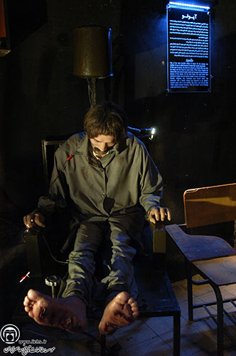 نمایی از شکنجه کردن یک زندانی با استفاده از دستگاه آپولو در یکی از اتاق‌های تمشیتِ کمیته مشترک ضد خرابکاری ساواک