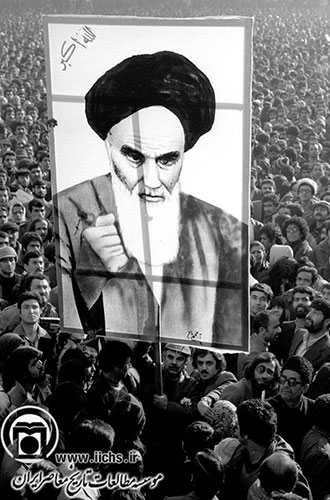 نمایی از تجمع استادان، دانشجویان و مردم، در دانشگاه تهران (دی 1357)