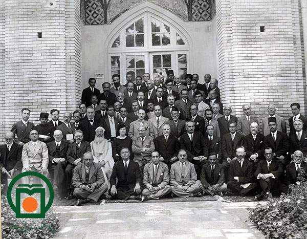 اعضای ایرانی و خارجی شرکت‌کننده در کنگره بزرگداشت هزارمین سال تولد فردوسی در محوطه مدرسه دارالفنون (سال 1313)