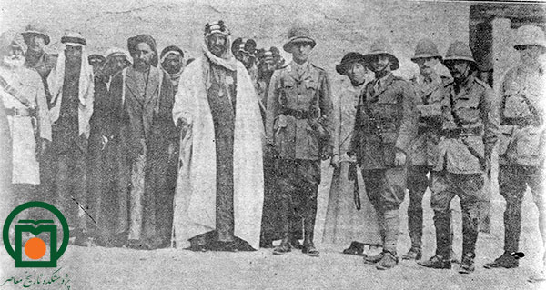 شیخ خزعل به اتفاق امیرعبدالعزیز آل سعود و چند تن از افسران انگلیسی در کویت (سال 1916)