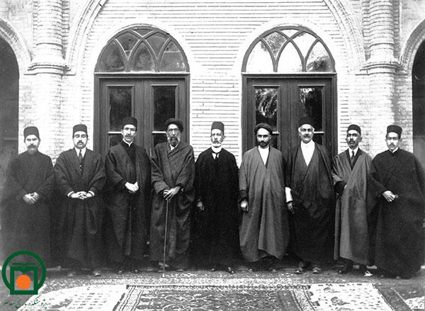 شهید آیت‌الله سیدحسن مدرس، در کنار اعضای آخرین هیئت‌رئیسه مجلس چهارم